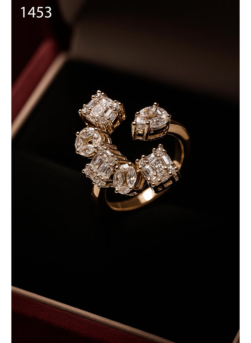 ثري دايموندز خاتم مفتوح مطلي دهب بتصميم هندسي وفصوص زيركون متنوّعة – فري سايز ولمعة مبهرة للبنات - Image 1