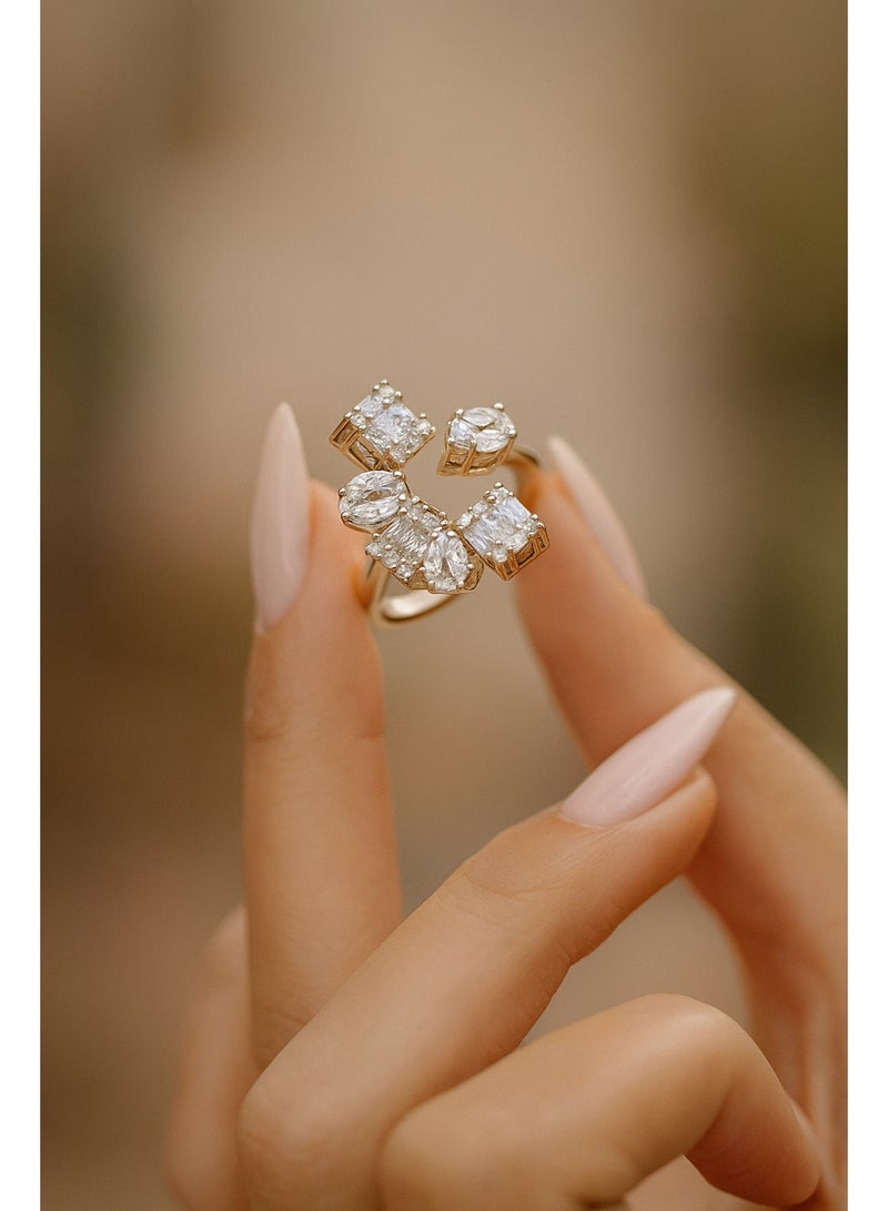 ثري دايموندز خاتم مفتوح مطلي دهب بتصميم هندسي وفصوص زيركون متنوّعة – فري سايز ولمعة مبهرة للبنات - Image 3