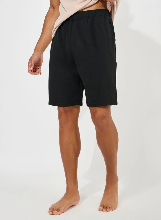 ستايلي V Neck Minimal Print T-Shirt & Cut-Sew Detail Shorts Set