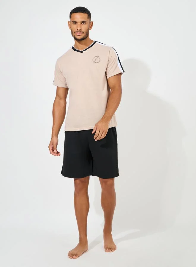ستايلي V Neck Minimal Print T-Shirt & Cut-Sew Detail Shorts Set