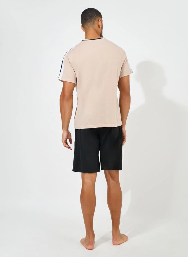 ستايلي V Neck Minimal Print T-Shirt & Cut-Sew Detail Shorts Set