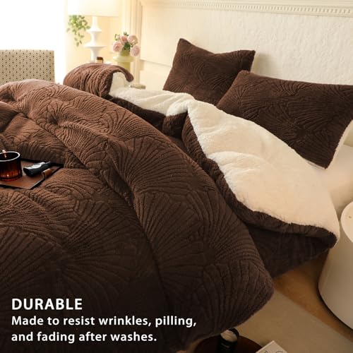 tohrisa Seashell Jacquard Sherpa Comforter Set Warm Cozy Premium Bedding 3 Pieces, King Size Geometric Pattern Quilt Comforter with 2 Pillowcases(104"X90" Coffee) - Image 5
