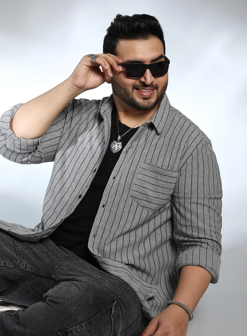 انستافاب بلس قميص رجالي مقاس كبير بنقشة خطوط رمادية قمرية