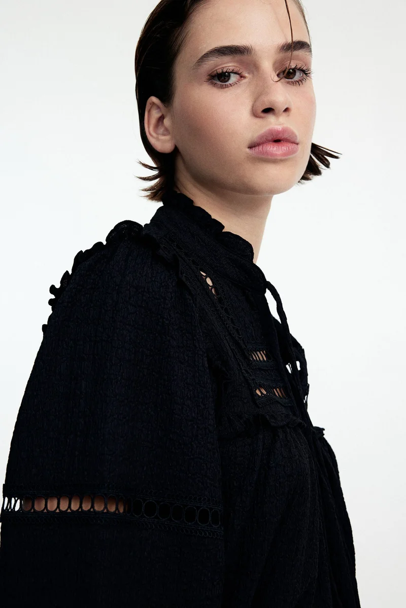 اتش اند ام بلوزة بحواف مكشكشة وتصميم فضفاض