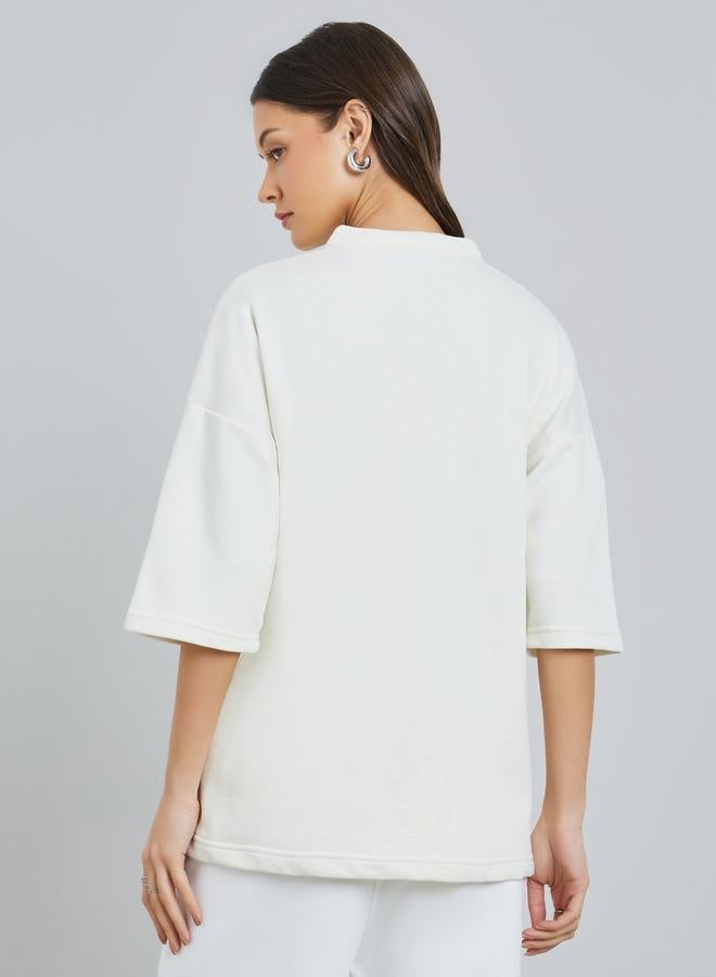 ستايلي تيشيرت واسع بطبعة شعار وسحاب عند الياقة - Image 4