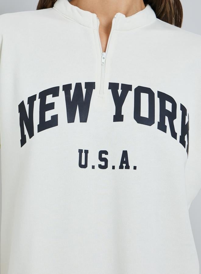 ستايلي تيشيرت واسع بطبعة شعار وسحاب عند الياقة - Image 3