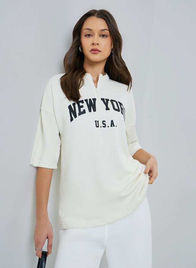 ستايلي تيشيرت واسع بطبعة شعار وسحاب عند الياقة - Image 1