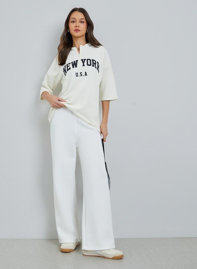 ستايلي تيشيرت واسع بطبعة شعار وسحاب عند الياقة - Image 2