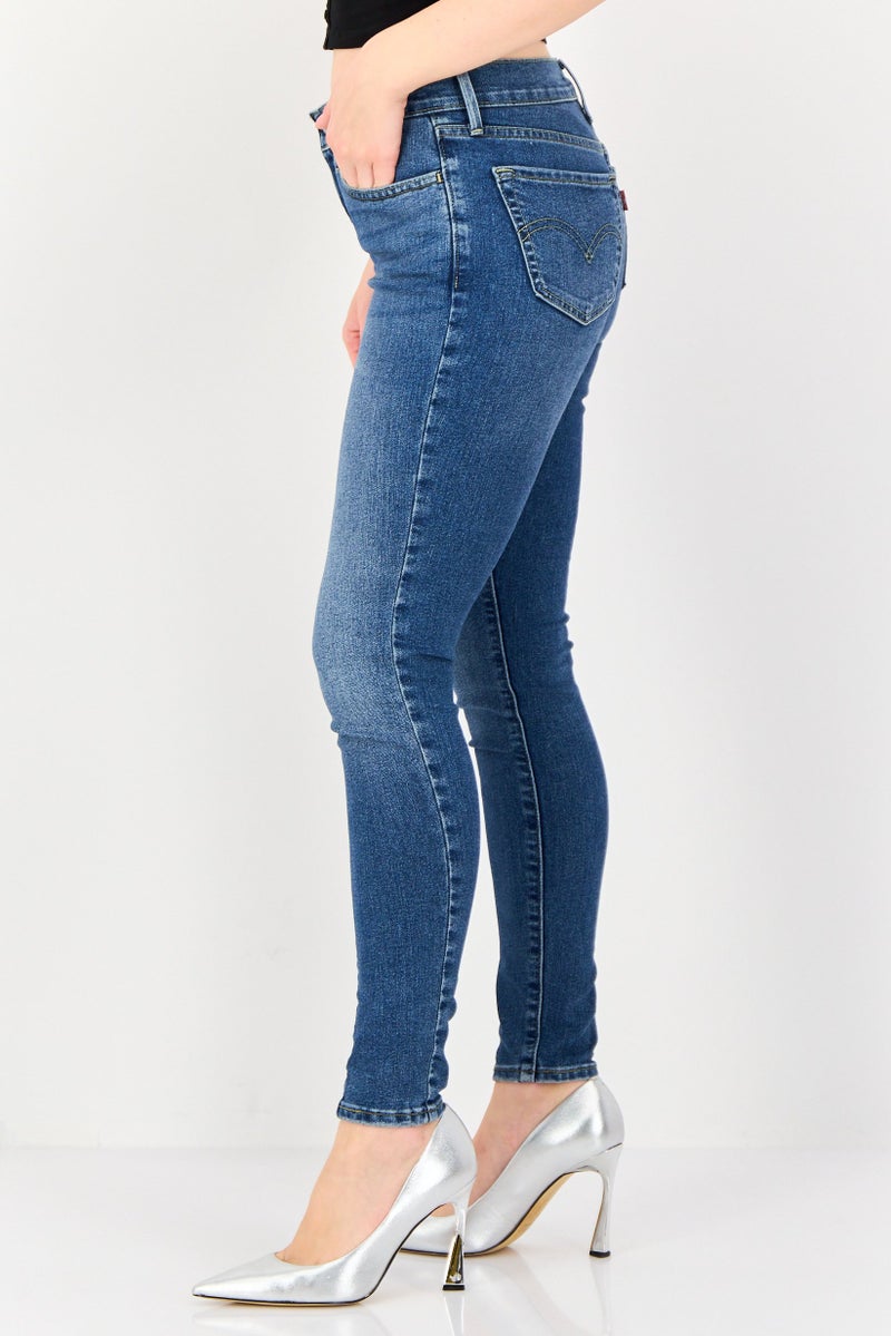 Levi's جينز نسائي بقصة عادية، مغسول وقابل للتمدد، أزرق - Image 2