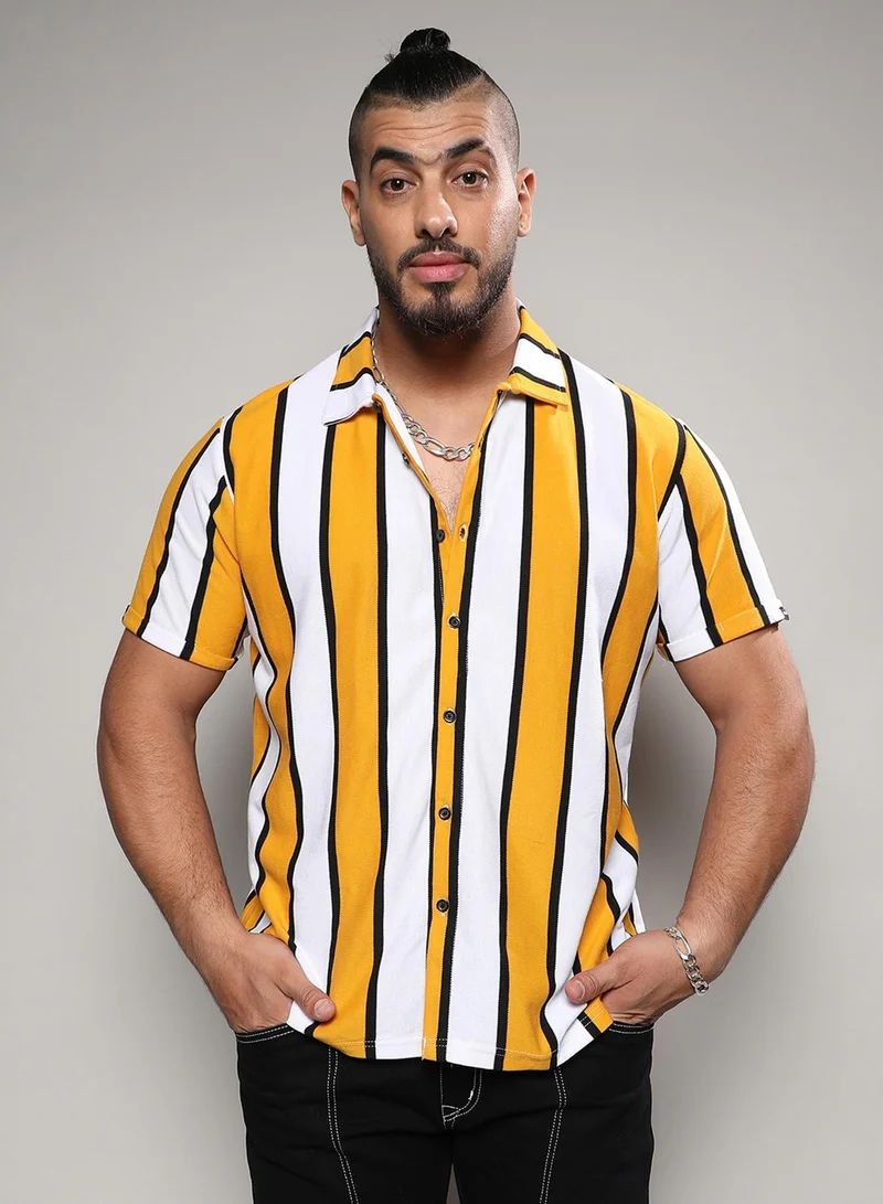 انستافاب بلس قميص رجالي مخطط دراماتيكي أبيض وأصفر من إنستافاب بلس للملابس الكاجوال