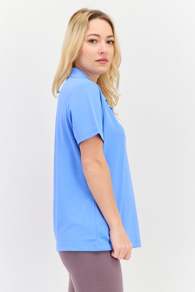 Greg Norman تي شيرت بولو خارجي قصير الأكمام للنساء، أزرق فاتح - Image 2