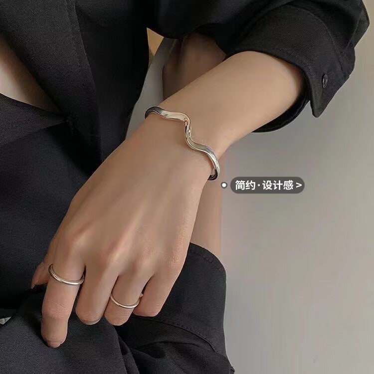 Minimalist Ins Irregular Bracelet Women'S Cold Style Niche Design High-Level Möbius Ring Personalized Bracelet - Image 2