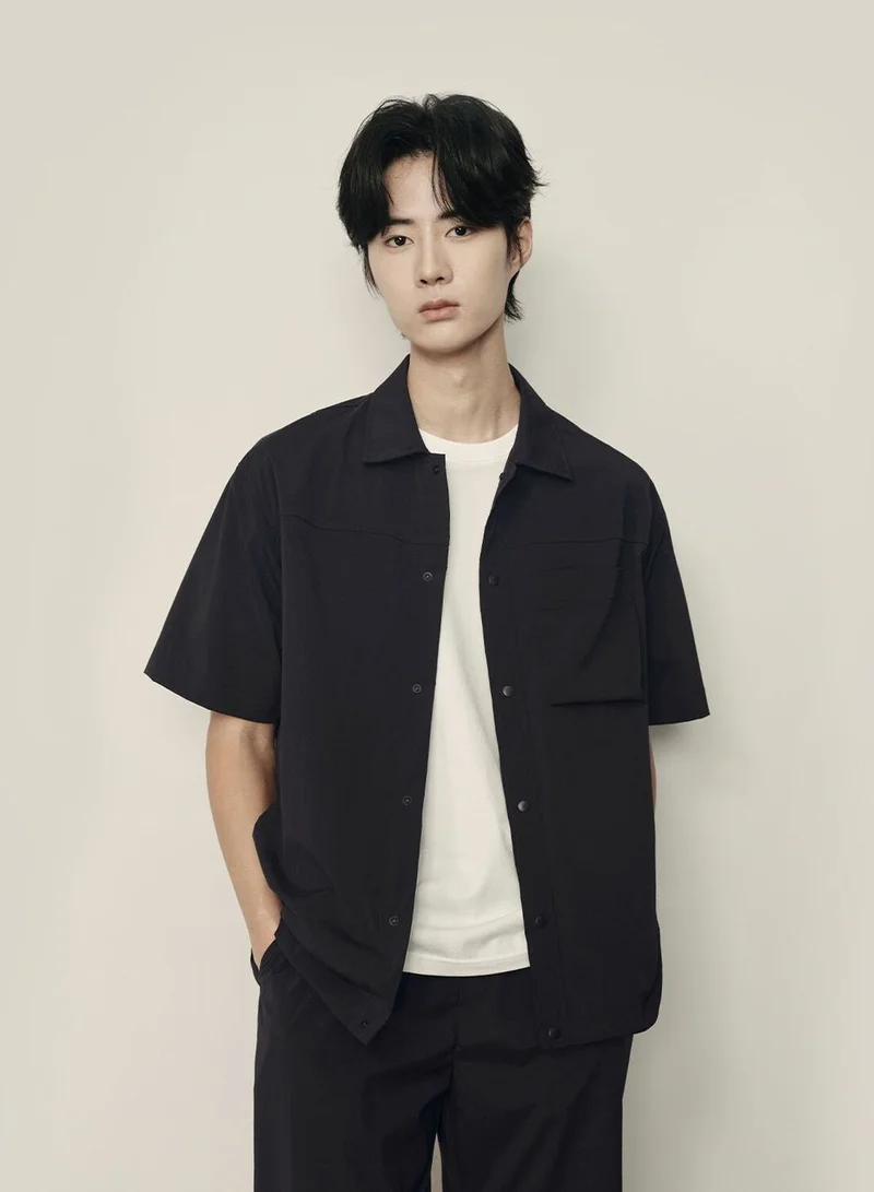 جيوردانو قميص رجالي قصير الأكمام من النايلون المطاطي خفيف الوزن ومقاوم للماء | مجموعة كوريا