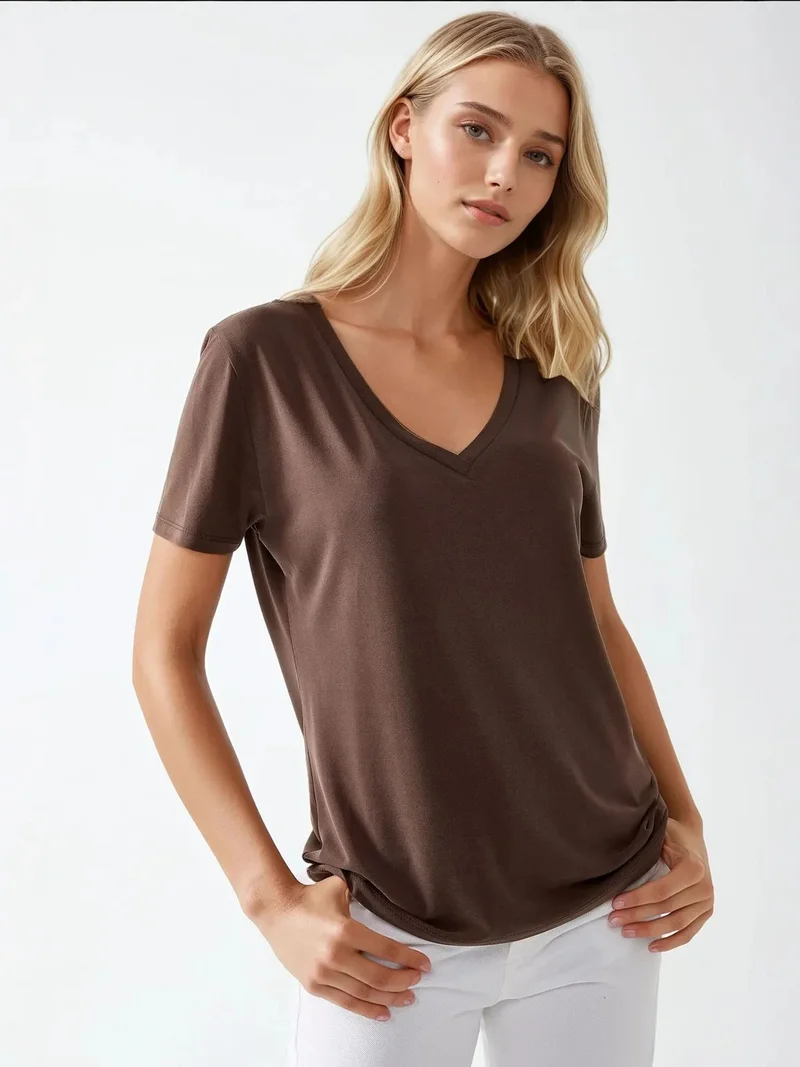 زوبعة تي شيرت بياقة على شكل حرف  وأكمام قصيرة من مزيج المودال بلمسة ناعمة من مجموعة بوسم