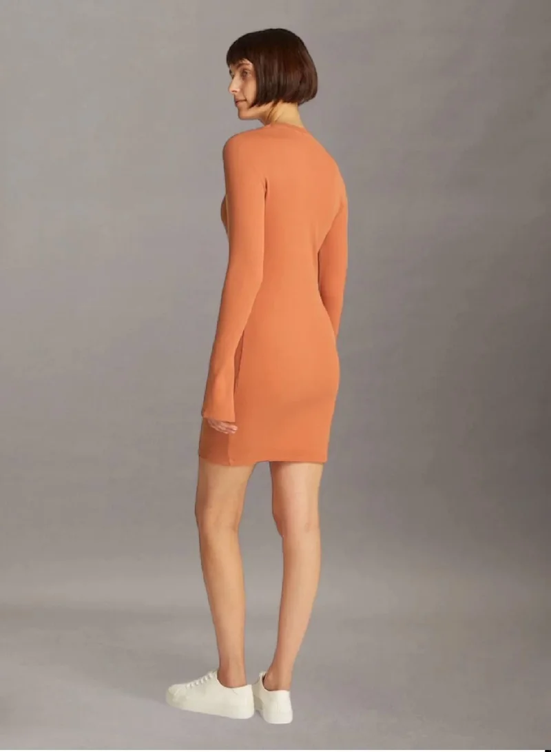 كالفن كلاين جينز فستان سليم قصير من القطن بتصميم مضلع