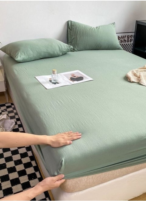 3-Piece Set: queen-size fitted bedsheet and two pillowcases, washable cotton in a green color.