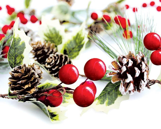 WINTER GARLAND CHRISTMAS DECORATION OF RED BERRIES PINE CONES HOLLY EVERGREEN PINE NEEDLE UNLIT HOLIDAY BERRY DCOR FOR HOME KITCHEN BAR FIREPLACE DECORATIVE OUTDOOR GREENERY 6 FT LONG
