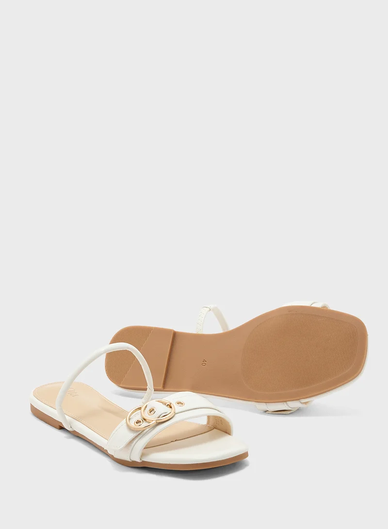 ايلا صندل فلات بحزام خلفي