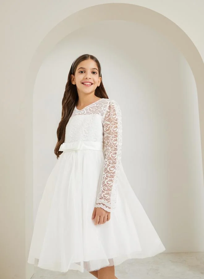 ستايلي فستان حفلات بتفاصيل دانتيل