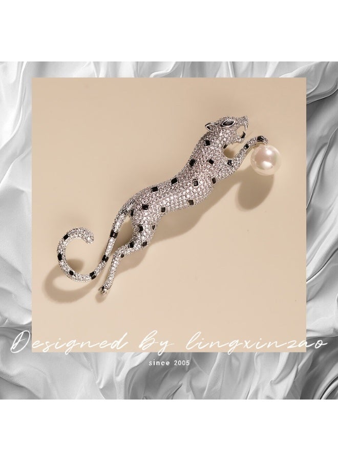 Rhinestone Leopard Brooch with Pearl - Image 3