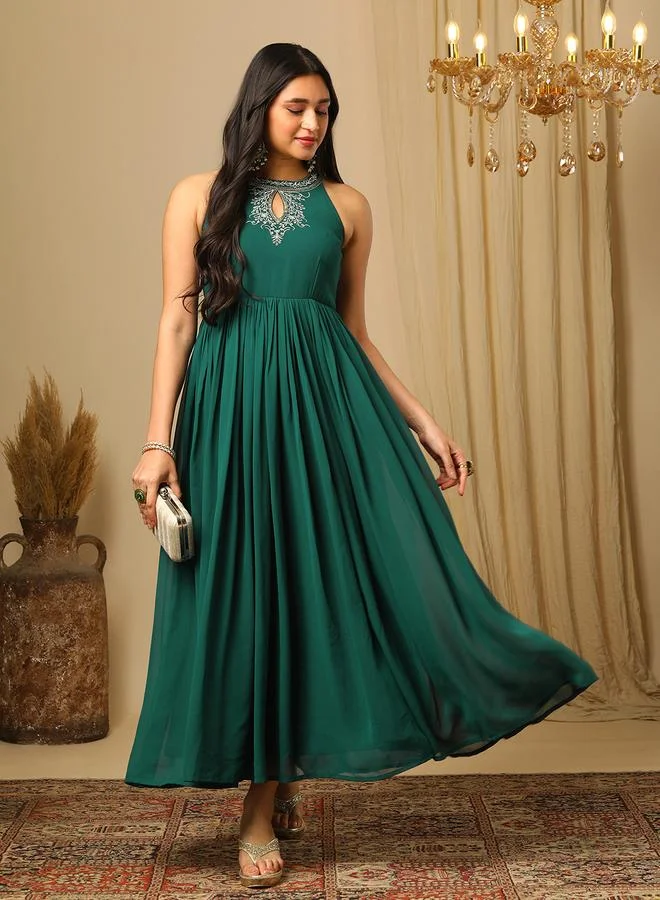 جلو باص فستان طويل بتفاصيل مُطرّزة مع شق