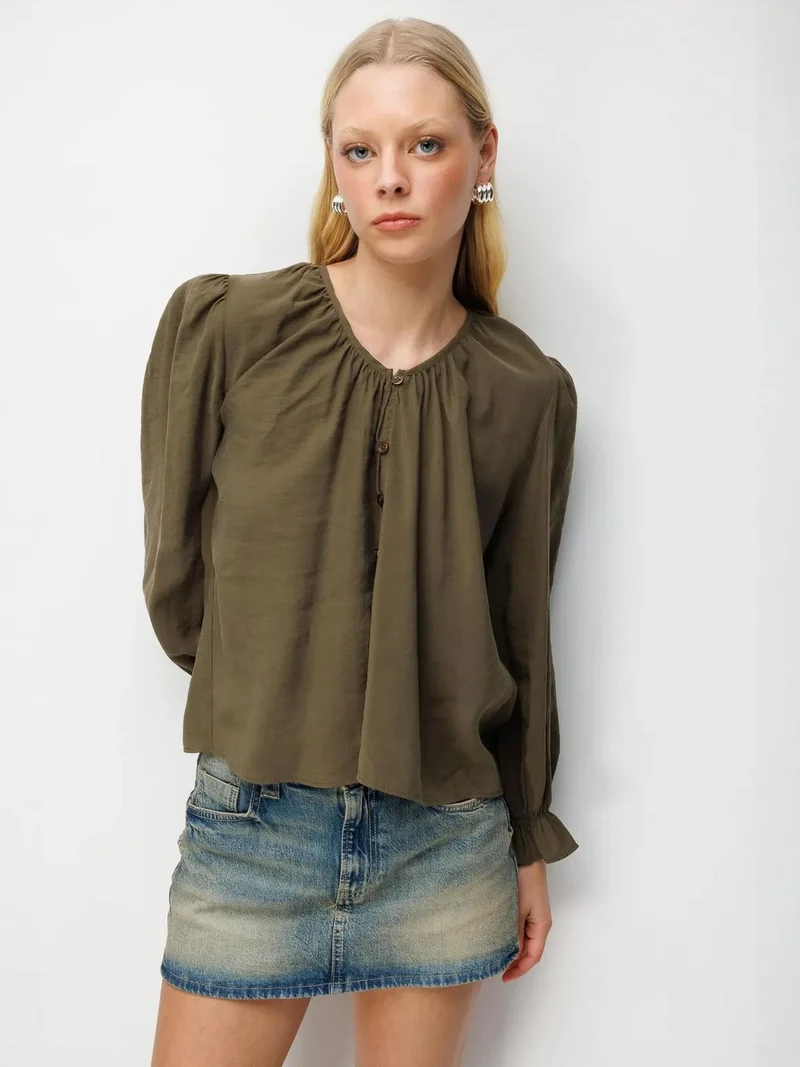 MixRay MIXRAY Textured Button-Up Crew Neck Blouse