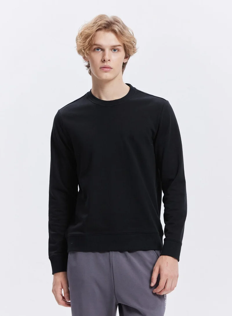 جيوردانو Men’s French Terry Regular Fit Long Sleeve Sweatshirt