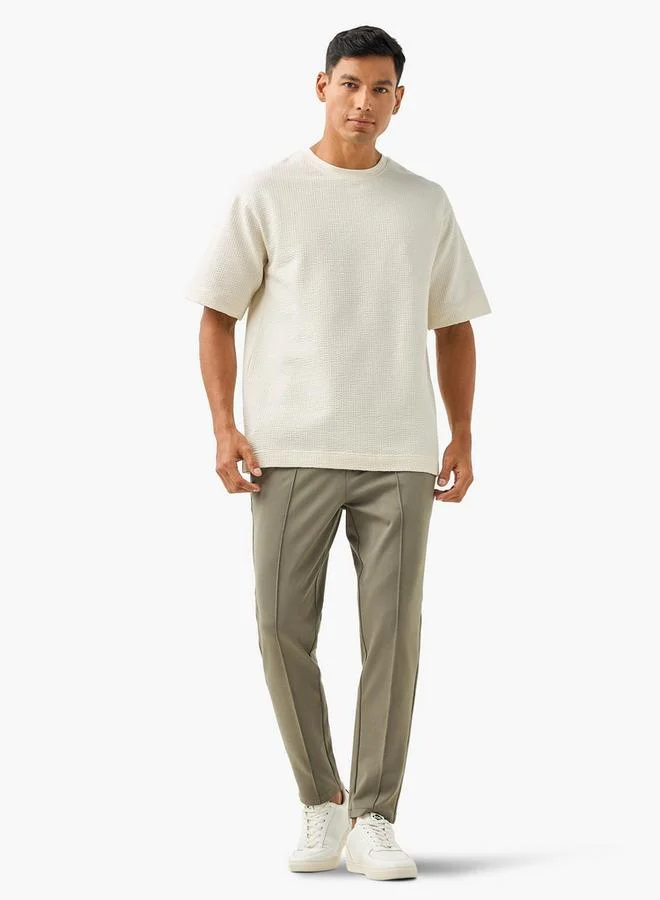 ايكونيك تيشيرت بأكمام قصيرة وياقة دائرية بنقشة الوافل الأيقونية