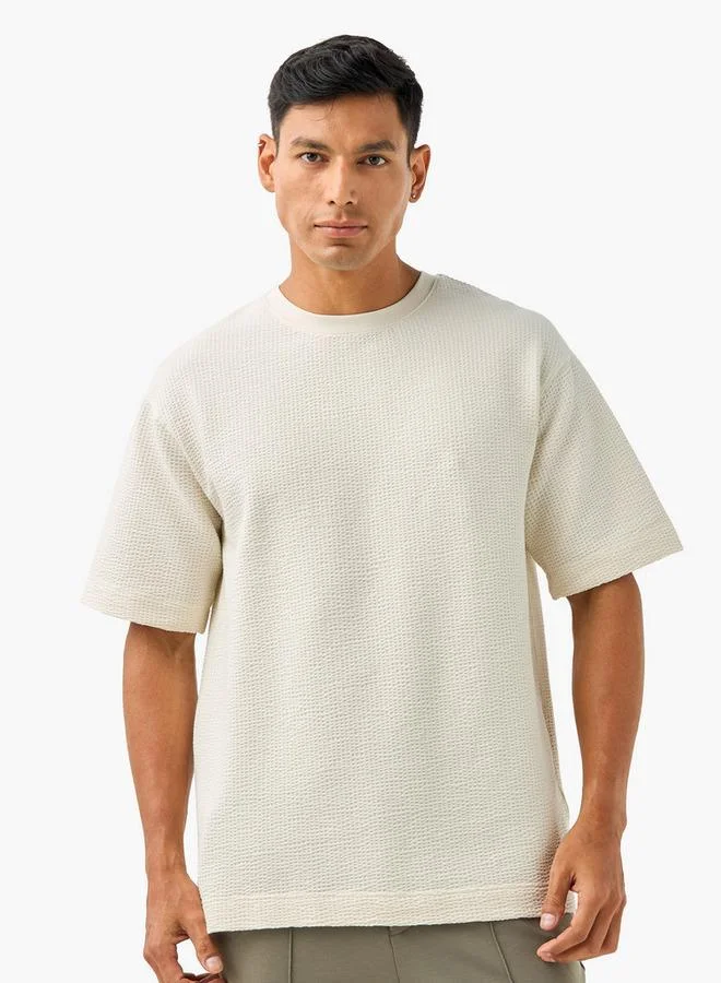 ايكونيك تيشيرت بأكمام قصيرة وياقة دائرية بنقشة الوافل الأيقونية