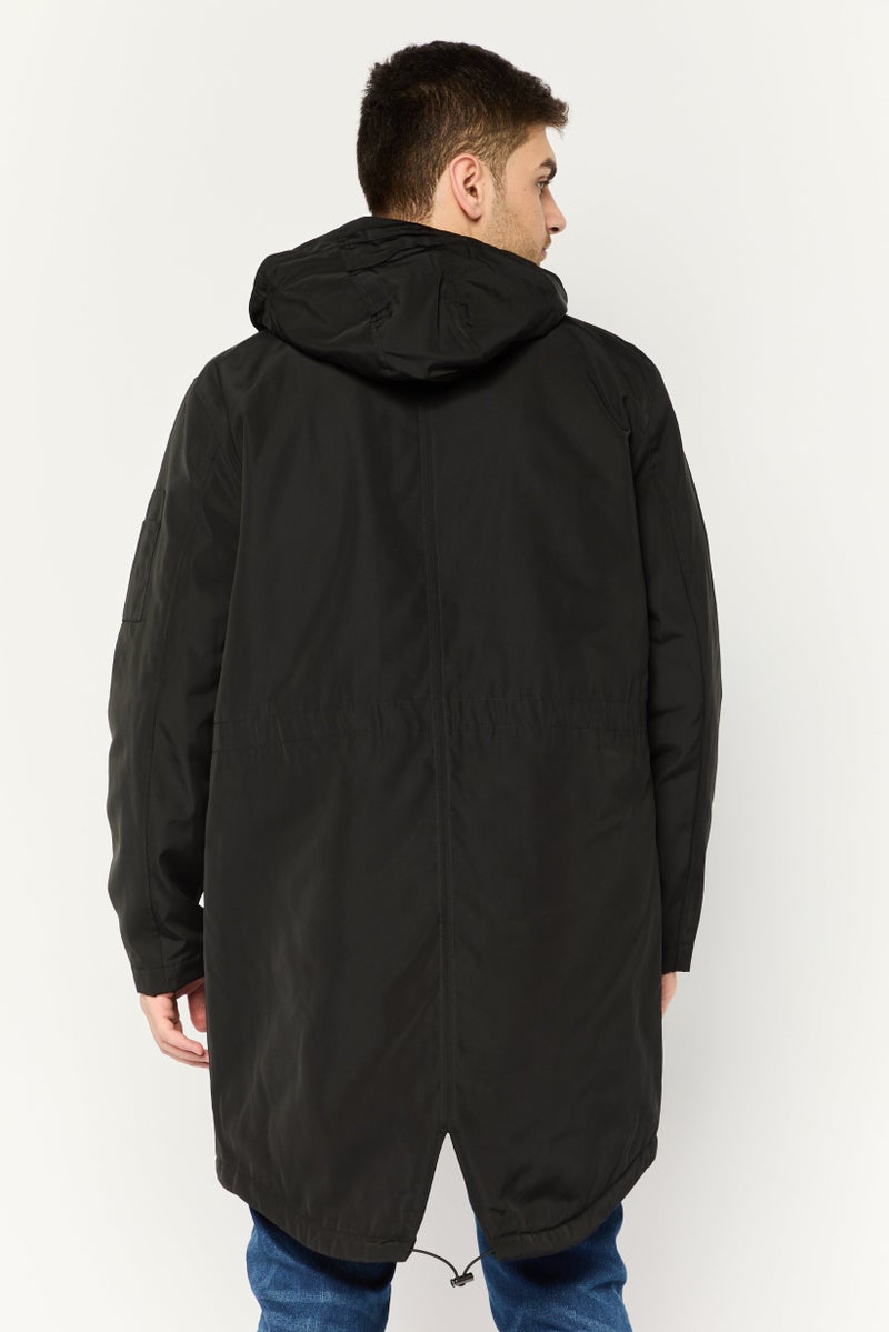 Michael Kors جاكيت باركا طويل الأكمام بغطاء رأس للرجال، أسود - Image 4