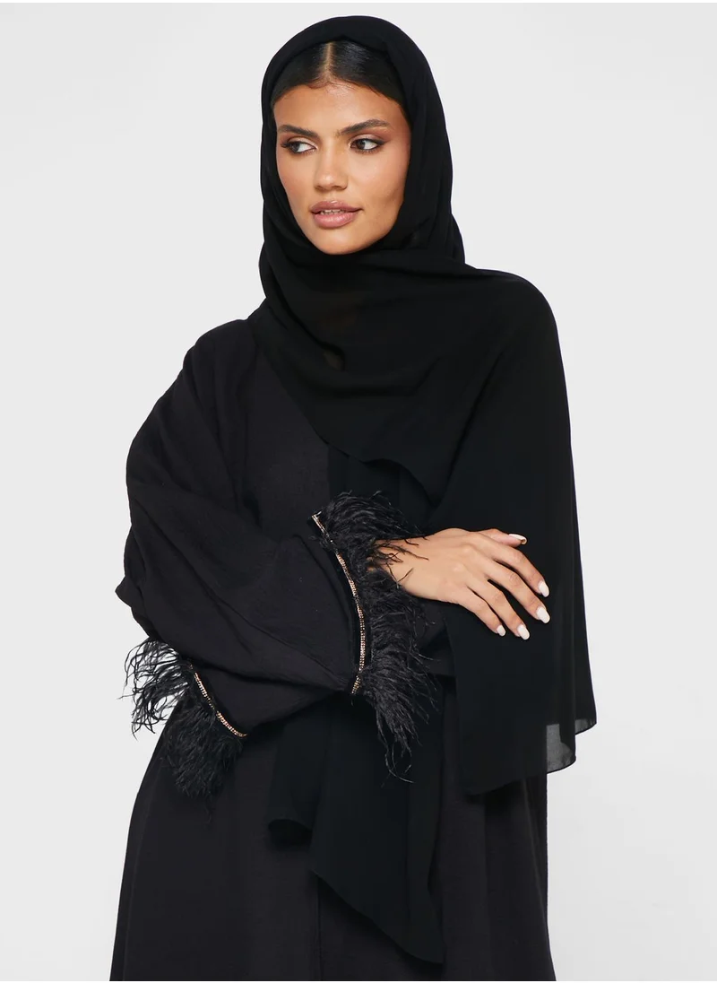 هيا كلوزيت عباية سوداء مزينة بالريش والدانتيل مع شيلة