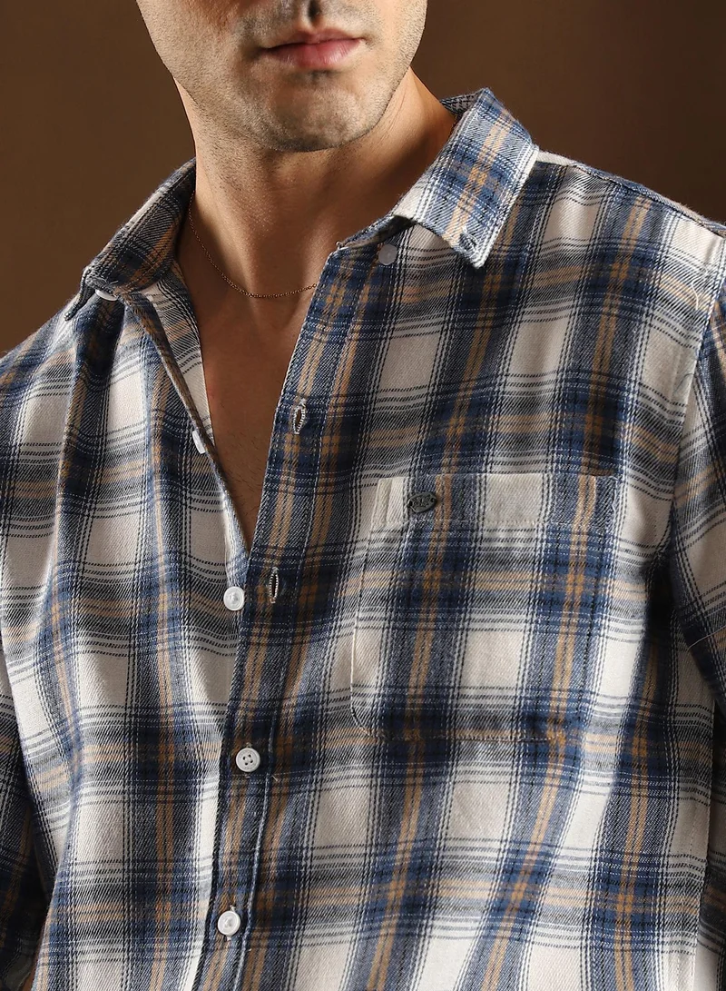 Campus Sutra Campus Sutra Men's Off-White & Denim Blue Gradient-Check Regular Shirt For Casual Wear | Spread Collar | Long Cuffed Sleeves | Button Closure | Shirt Crafted With Comfort Fit For Everyday Wear