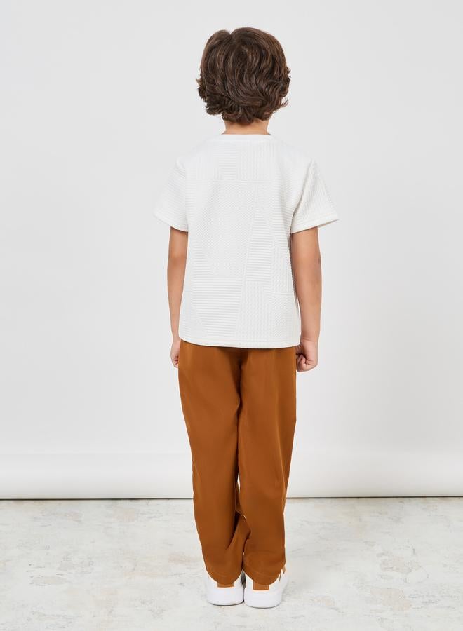 Styli Styli Patch Detail Textured T-shirt and Relaxed Fit Pant Set - Image 4