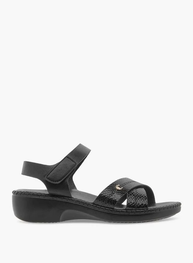 لو كونفورت صنادل بكعب عريض بحزام متقاطع وإغلاق بشريط لاصق