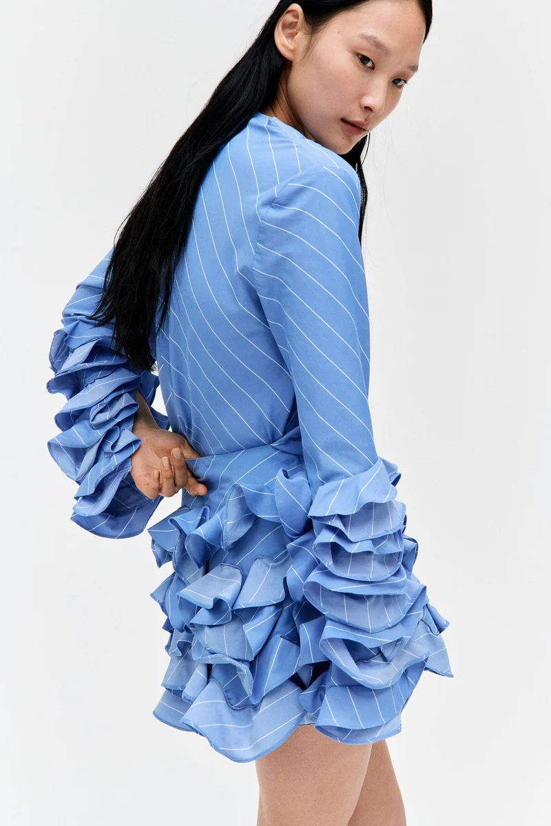 اتش اند ام بلوزة بأكمام مكشكشة