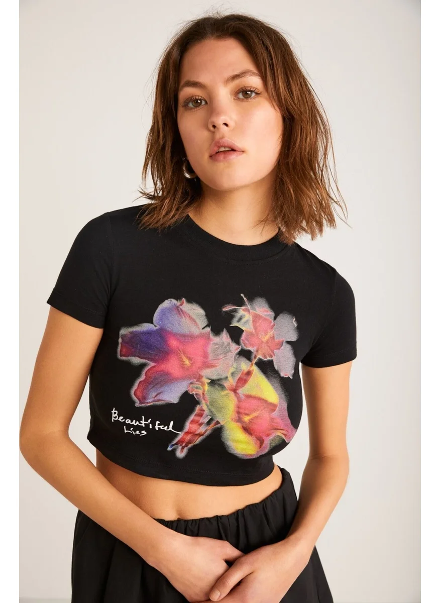 جريميلانج Jess Women's Front Printed Short Sleeve Crop Black T-shirt