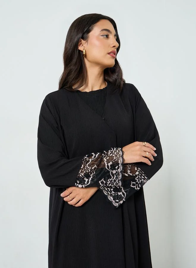 أميرة عباية بحافة واسعة وتفاصيل مُطرّزة