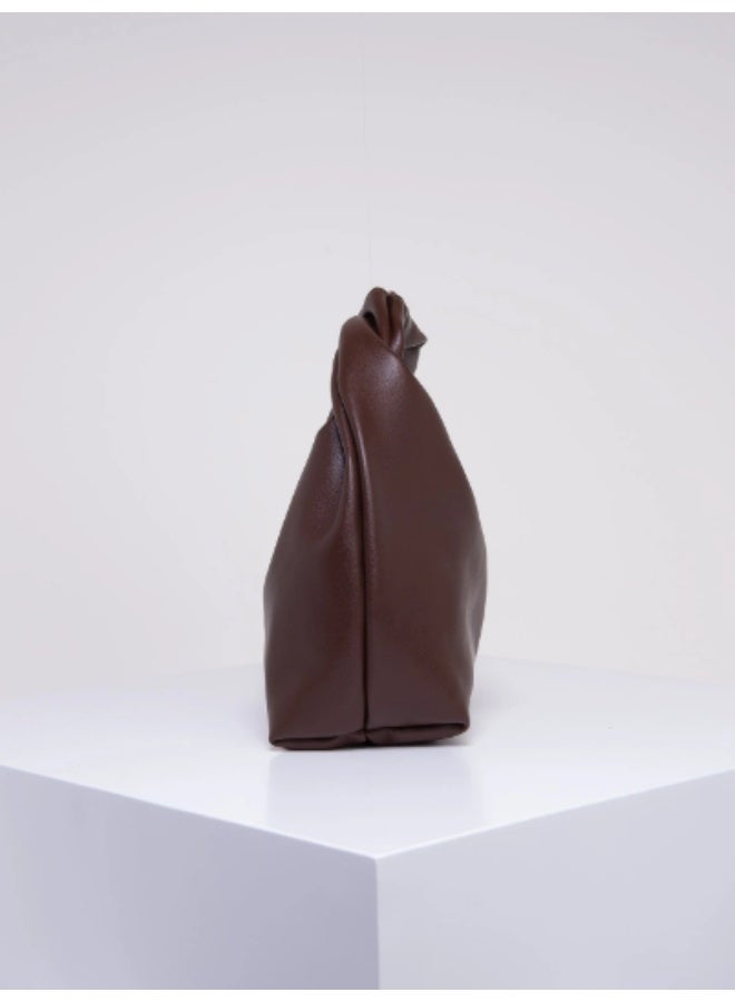 عرب شنطة يد نسائية بتصميم عصري وبسيط، تجمع بين الأناقة والعملية لتناسب جميع الإطلالات. تتميز بحزام مميز مزخرف وطول مناسب لتخزين جميع مستلزماتك اليومية. مصنوعة من خامات عالية الجودة وتعتبر إضافة رائعة لإطلالتك سواء في المكتب أو الجامعة أو الطلعات اليومية.  الأبعاد: الطول 30 سم × العرض 11 سم × الارتفاع 15 سم  التصميم: هوبو كاجوال بيد علوية  حزام مريح وقابل للتعديل  متوفرة بلون موحد عصري  تصميم مميز عملي وأنيق - Image 3