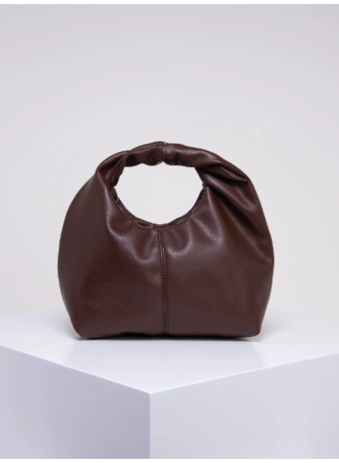 عرب شنطة يد نسائية بتصميم عصري وبسيط، تجمع بين الأناقة والعملية لتناسب جميع الإطلالات. تتميز بحزام مميز مزخرف وطول مناسب لتخزين جميع مستلزماتك اليومية. مصنوعة من خامات عالية الجودة وتعتبر إضافة رائعة لإطلالتك سواء في المكتب أو الجامعة أو الطلعات اليومية.  الأبعاد: الطول 30 سم × العرض 11 سم × الارتفاع 15 سم  التصميم: هوبو كاجوال بيد علوية  حزام مريح وقابل للتعديل  متوفرة بلون موحد عصري  تصميم مميز عملي وأنيق - Image 1