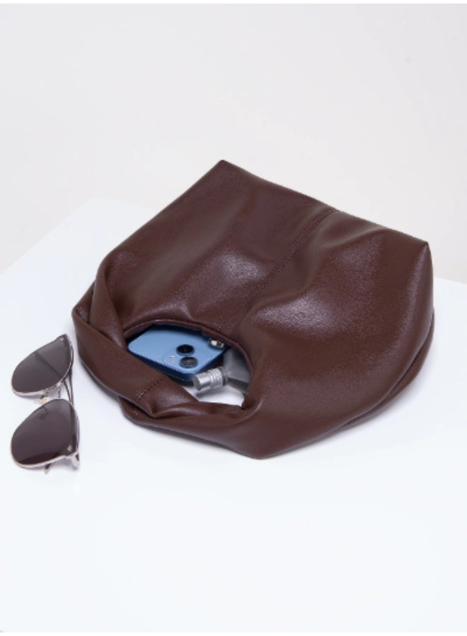 عرب شنطة يد نسائية بتصميم عصري وبسيط، تجمع بين الأناقة والعملية لتناسب جميع الإطلالات. تتميز بحزام مميز مزخرف وطول مناسب لتخزين جميع مستلزماتك اليومية. مصنوعة من خامات عالية الجودة وتعتبر إضافة رائعة لإطلالتك سواء في المكتب أو الجامعة أو الطلعات اليومية.  الأبعاد: الطول 30 سم × العرض 11 سم × الارتفاع 15 سم  التصميم: هوبو كاجوال بيد علوية  حزام مريح وقابل للتعديل  متوفرة بلون موحد عصري  تصميم مميز عملي وأنيق - Image 5