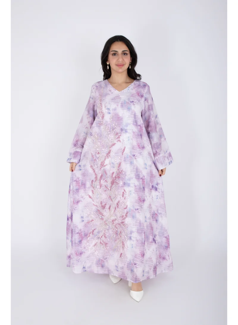 اكسا جلابية مطرزة بالكريستال بتصميم رقيق