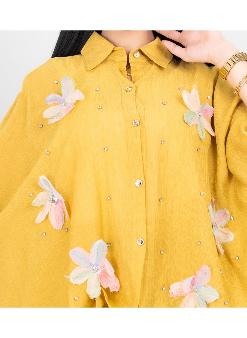 اكسا طقم عصري قطعتين قميص واسع وبنطلون بتفاصيل تطريز كريستالي أصفر - Image 2