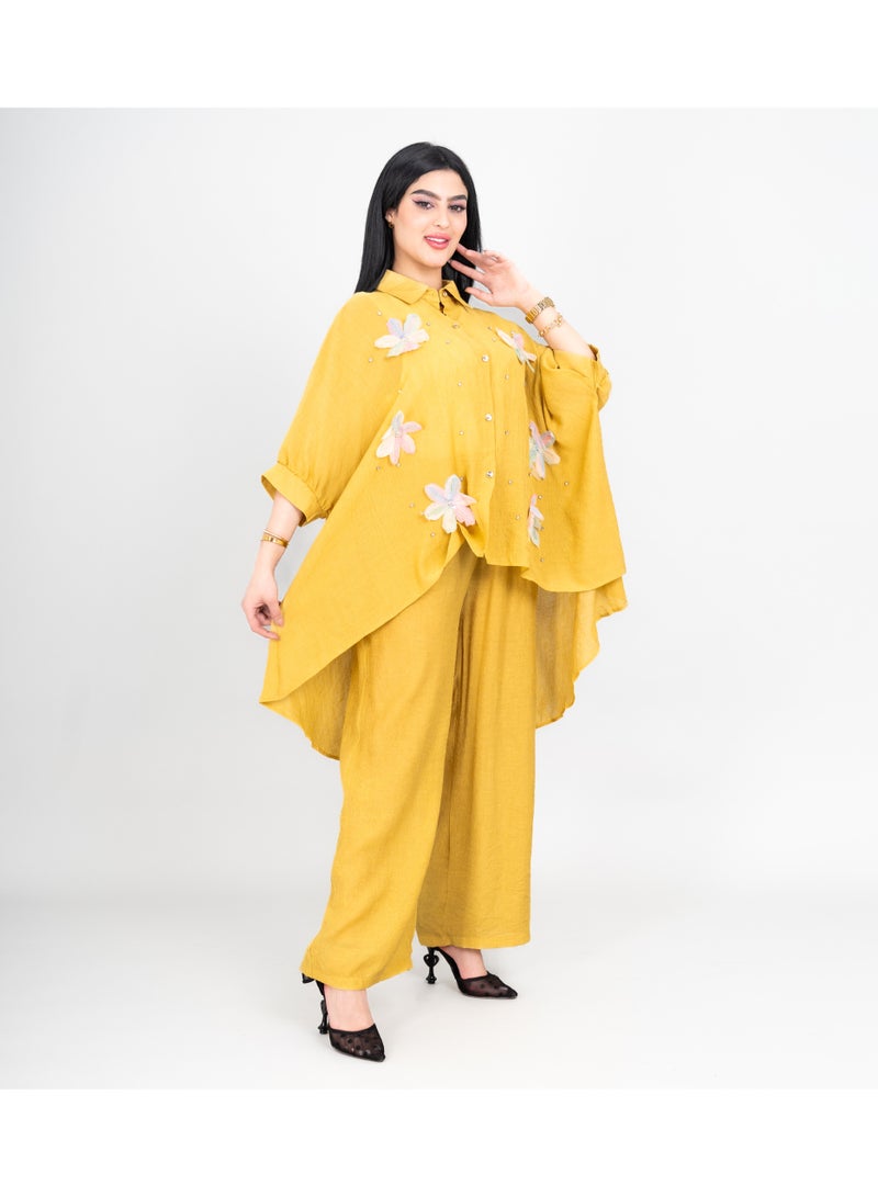 اكسا طقم عصري قطعتين قميص واسع وبنطلون بتفاصيل تطريز كريستالي أصفر - Image 3