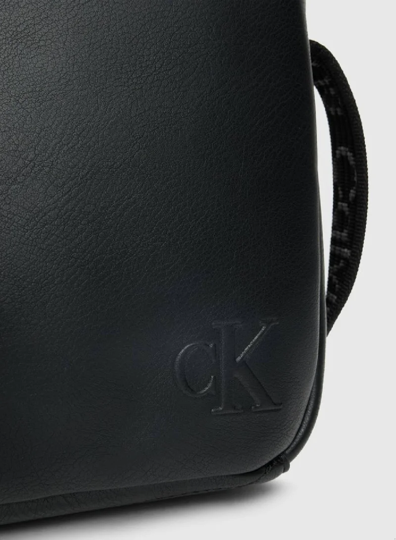 Calvin Klein Jeans Men's Reporter Bag -  natural grain faux leather exterior, Black