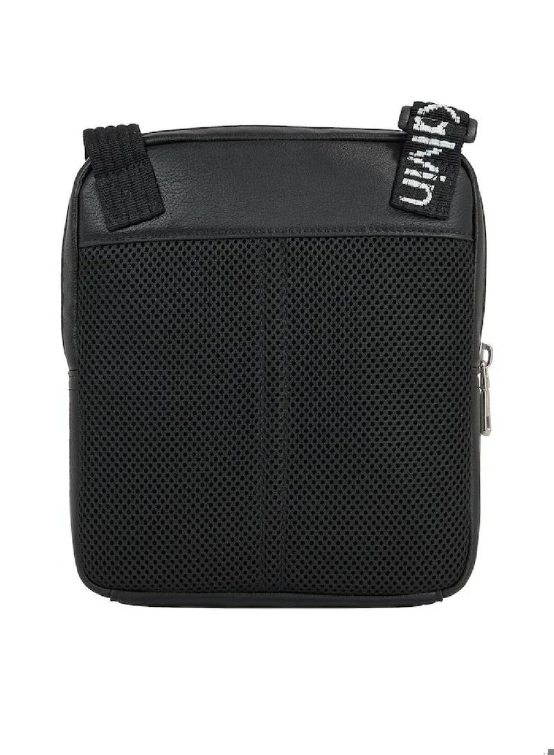 Calvin Klein Jeans Men's Reporter Bag -  natural grain faux leather exterior, Black