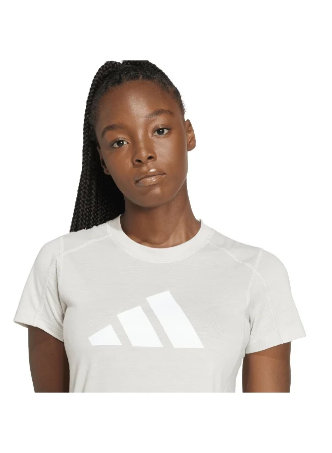 adidas تيشيرت تدريب نسائي بشعار كبير لأداء التمارين