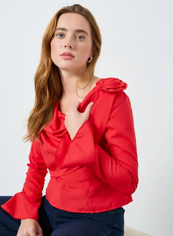 تايك تو بلوزة سادة بتفاصيل زهرة وياقة منسدلة