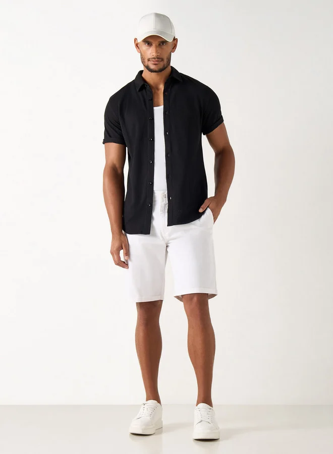 ايكونيك قميص بارز الملمس بقصة سليم وأكمام قصيرة ووصلة أزرار من أيكونيك