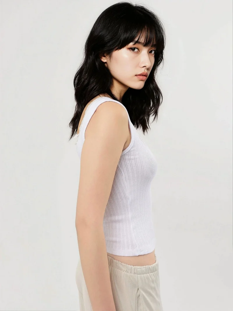 بوسيم بلوزة بدون أكمام بياقة على شكل حرف  وتفاصيل دانتيل من