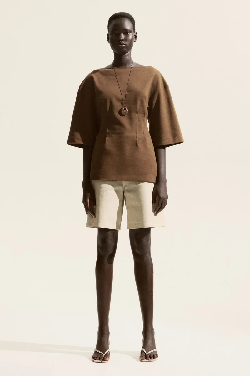 اتش اند ام تي-شيرت بخصر مدبّب